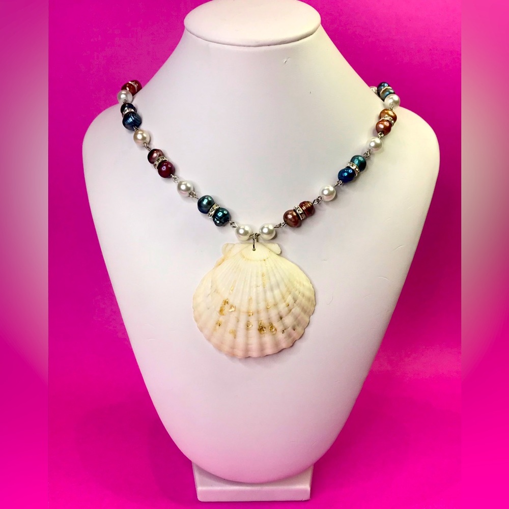 NWT Clam shell handmade carved mermaid siren princess necklace